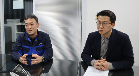 오경진(왼쪽) 태림산업 부사장과 김성환 슈나이더일렉트릭코리아 본부장이 에너지 효율화 작업에 대해 설명하고 있다.